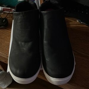 Size 8 1/2. Women’s RYKA surround fit shoes.